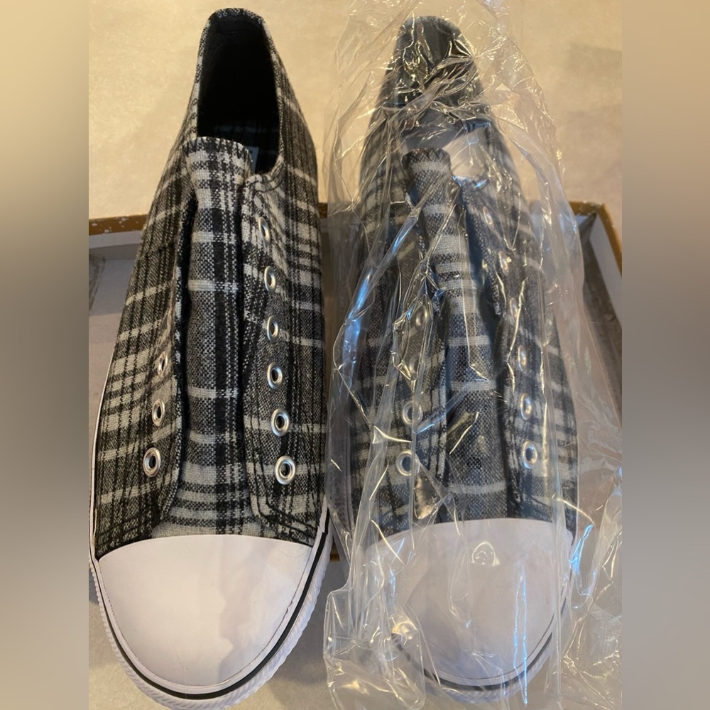 UNR8ED Halo Black and plaid Womens size9M